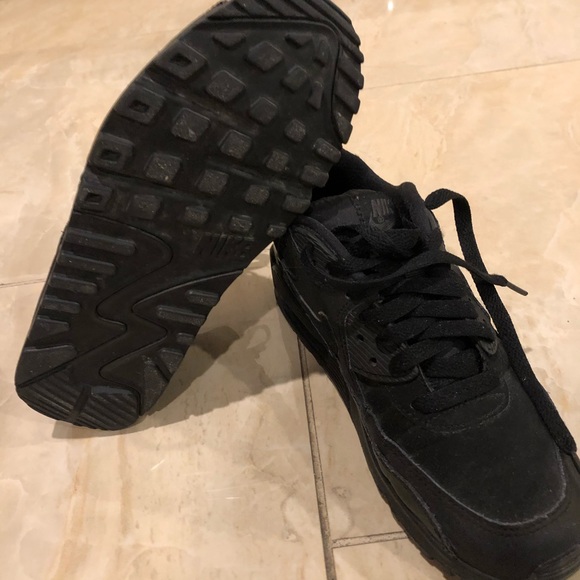 Black Nike sneakers 🖤 - Picture 2 of 4